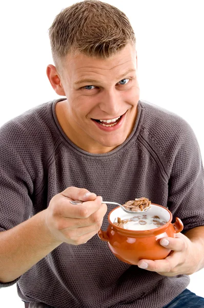 Χαμογελαστός άνθρωπος τρώει κορν φλέικς — Φωτογραφία Αρχείου