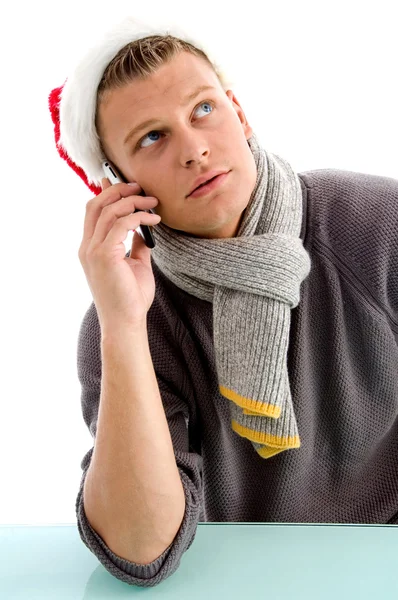 Noel şapka cep telefonunuza konuşan adam — Stok fotoğraf