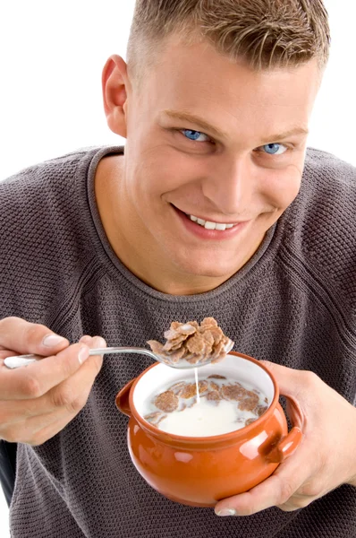 Knappe mannelijke genieten van cornflakes — Stockfoto