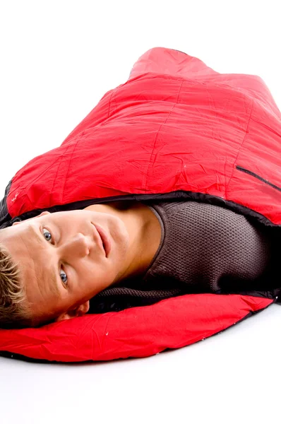 Jeune homme relaxant dans un sac de couchage — Photo