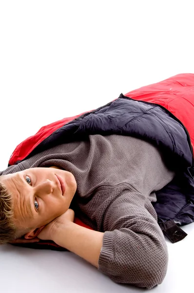 Homem atraente relaxante em saco de dormir — Fotografia de Stock