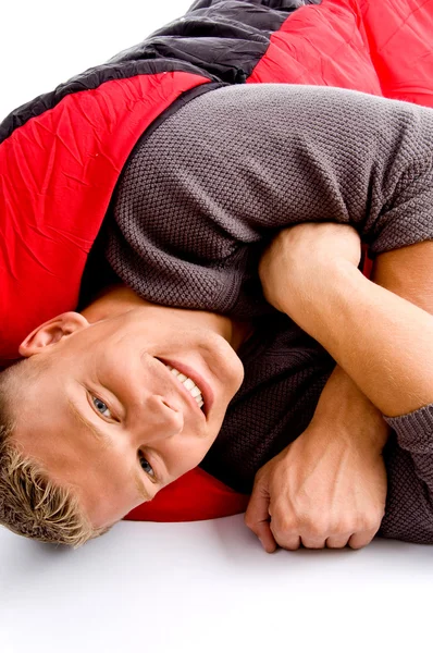 Молодой парень отдыхает в спальном мешке — стоковое фото