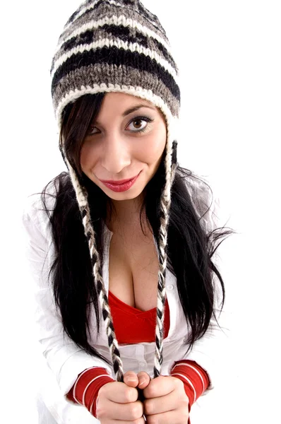 Mladá žena nosit zimní čepice — Stock fotografie