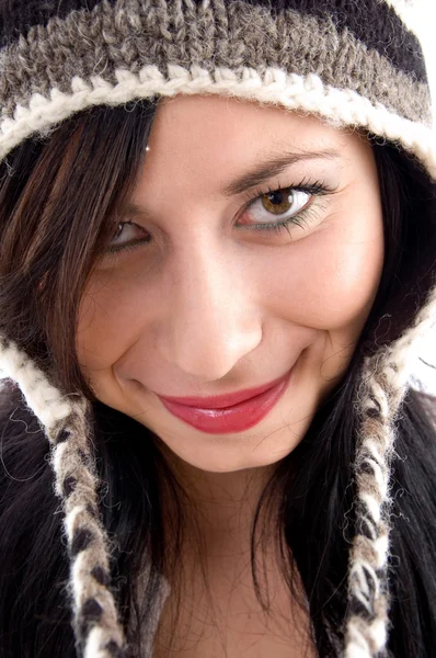 Jeune femme portant un chapeau d'hiver — Photo