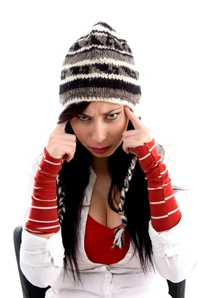 Молода жінка в зимовому капелюсі — стокове фото