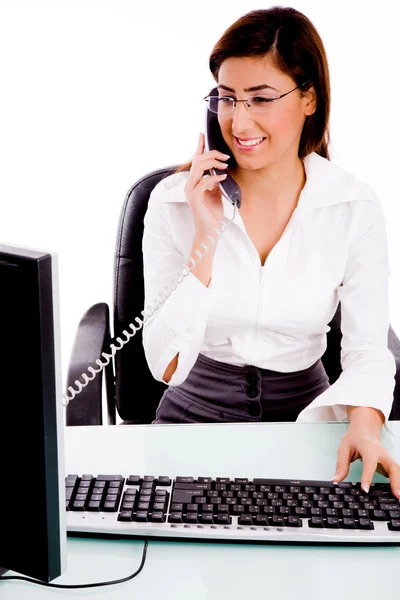 Geschäftsfrau telefonisch beschäftigt — Stockfoto