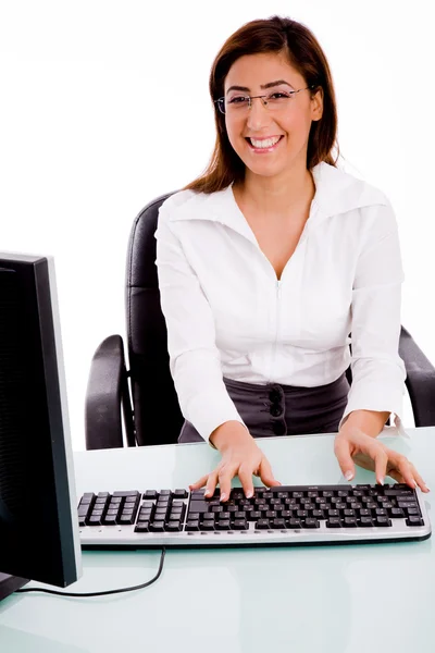 Frau arbeitet am Computer — Stockfoto