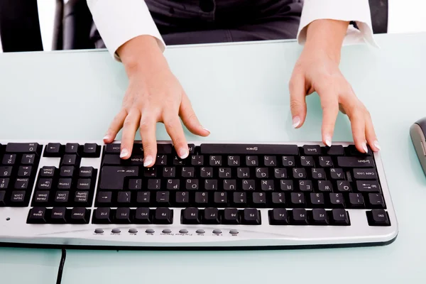 Close view of hands operating keyboard — Stock Photo, Image