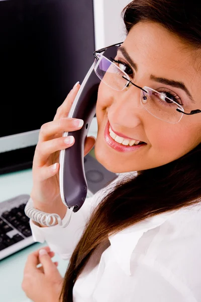 Profissional sorrindo falando ao telefone — Fotografia de Stock