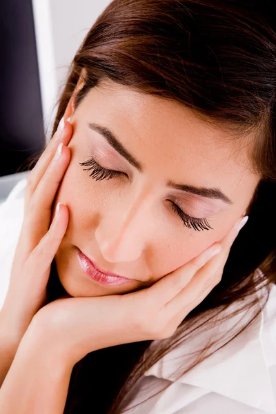 Zbliżenie zmęczona kobieta z zamkniętymi oczami — Zdjęcie stockowe