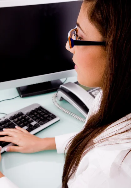 Сторона позу жінки, що працює на комп'ютері — стокове фото