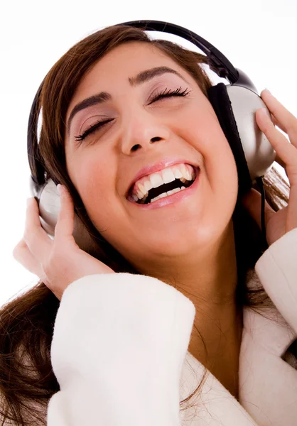 Mosolygó fiatal nő élvez zene — Stock Fotó