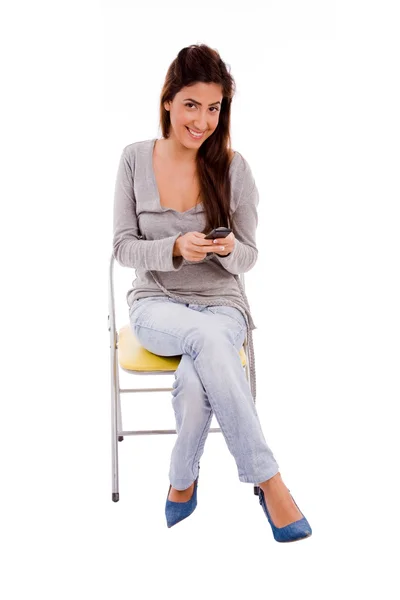 Mujer sonriente sosteniendo móvil — Foto de Stock