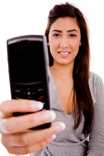 Gülümseyen kadın gösteren cep telefonu — Stok fotoğraf