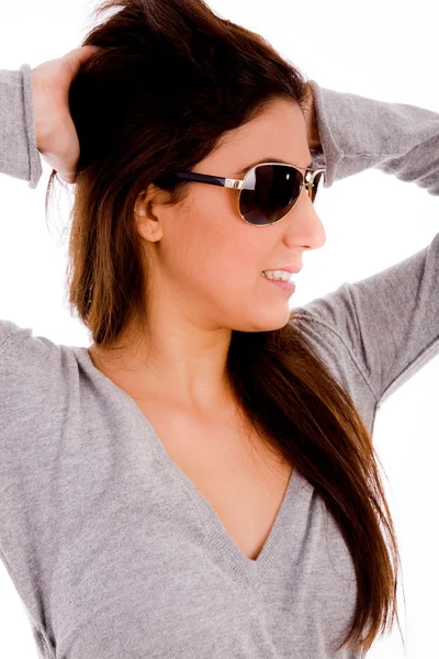 Donna sorridente con occhiali da sole — Foto Stock