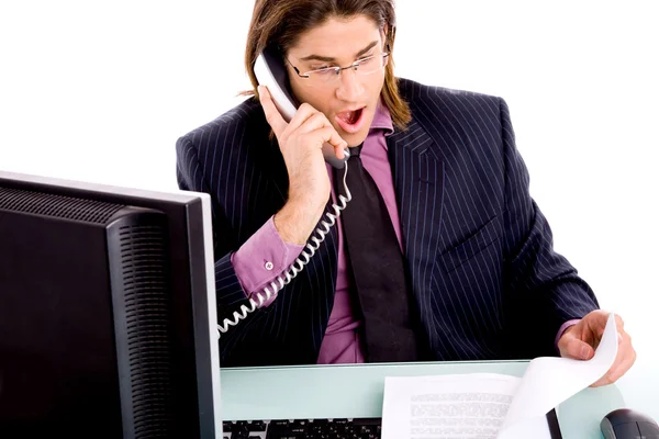 Profissional chocado falando ao telefone — Fotografia de Stock