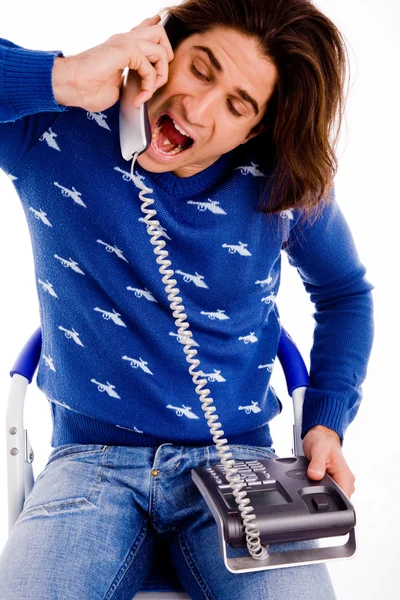 Чоловік кричить по телефону — стокове фото