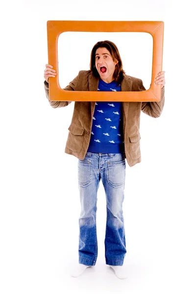 Hombre mirando a través de marco — Foto de Stock
