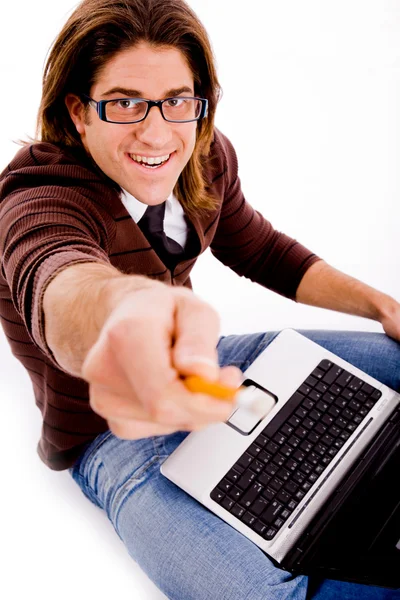 Homme souriant avec ordinateur portable et crayon — Photo