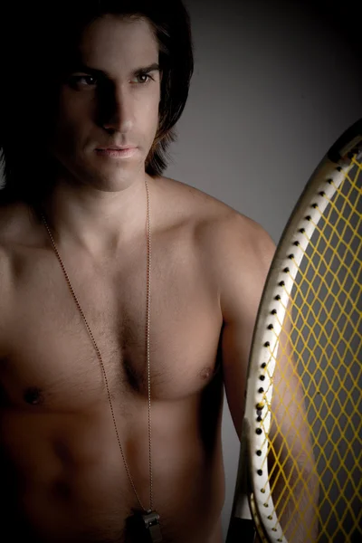 Homem sem camisa segurando raquete — Fotografia de Stock