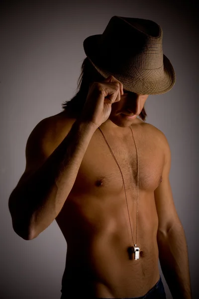Yakışıklı erkek giyiyor şapka — Stok fotoğraf