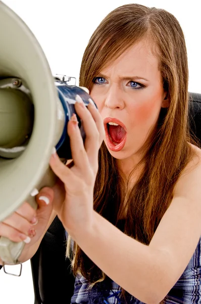 Kobieta krzyczy w głośnik — Zdjęcie stockowe