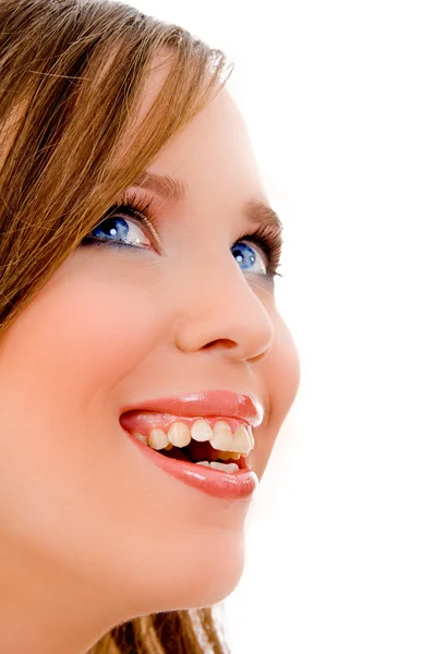 Lächelnde junge Frau, die nach oben blickt — Stockfoto