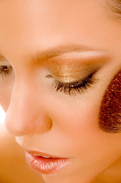 Close-up de modelo usando blusher — Fotografia de Stock
