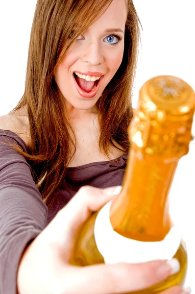 Щаслива жінка, що показує пляшку шампанського — стокове фото