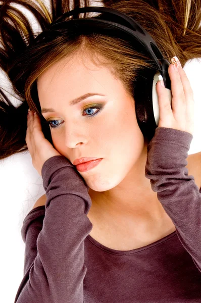 Modella femminile ascolto musica — Foto Stock