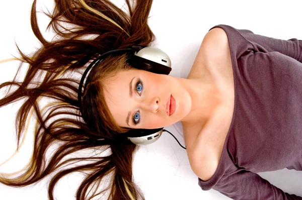 Modelo ouvir música — Fotografia de Stock