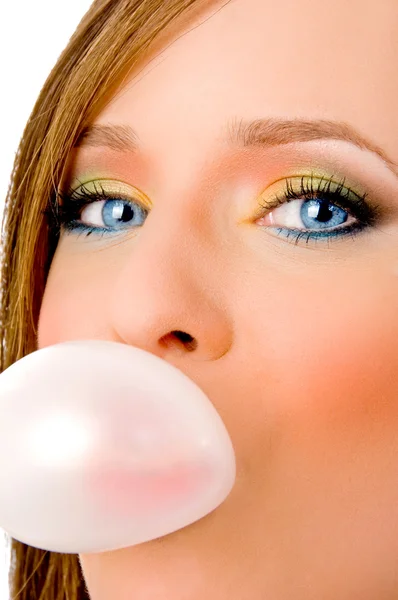 Close up of woman blowing chewing gum — Stock Photo, Image