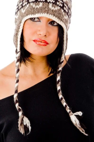 Mladá žena s chřadne cap — Stock fotografie