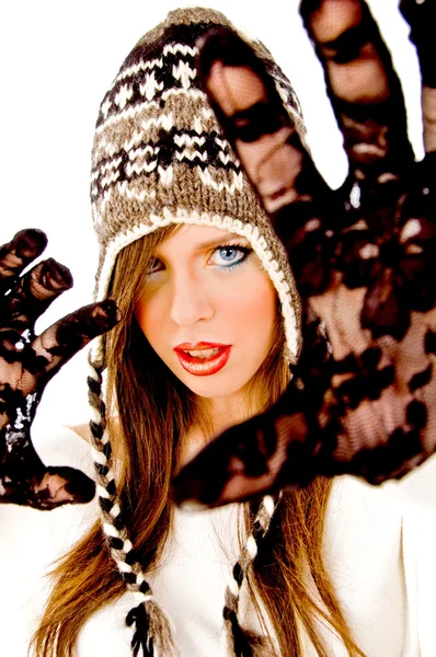 Jeune femelle posant en bonnet d'hiver — Photo