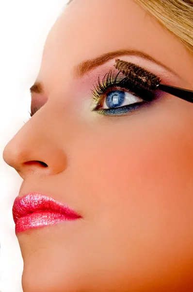 Vista próxima do modelo colocando eyeliner — Fotografia de Stock
