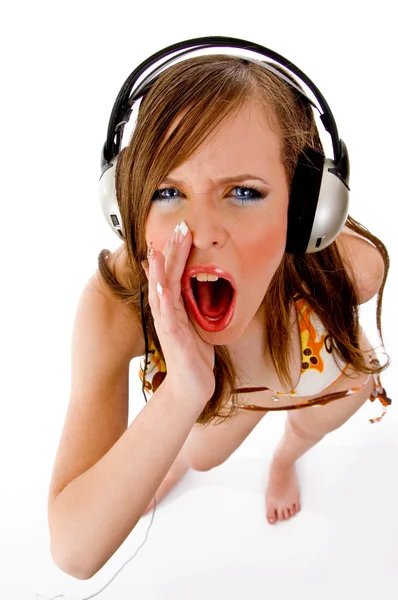 Кричащая женщина наслаждается музыкой — стоковое фото