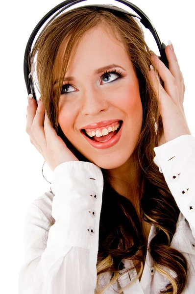 音楽を聴く女性の笑みを浮かべてください。 — ストック写真
