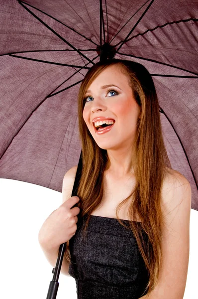 Усміхнена жінка тримає парасольку — стокове фото