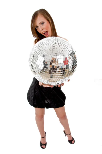 Γυναίκα στέκεται κρατώντας την μπάλα disco — Φωτογραφία Αρχείου