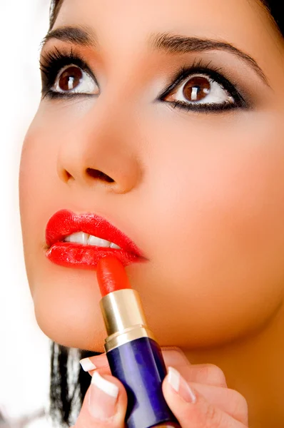 口紅を適用する美容師の肖像画 — ストック写真