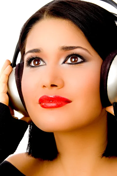 Красива жінка слухає музику — стокове фото