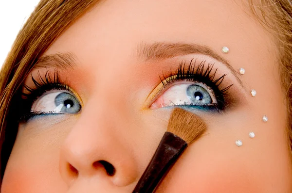 Young woman putting eyeliner — Stock Photo, Image