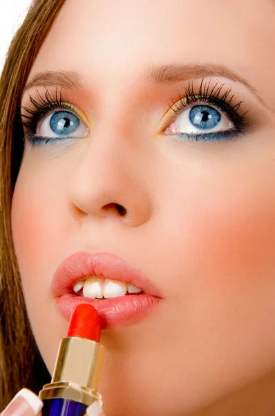 Kobieta stosowania szminka — Zdjęcie stockowe