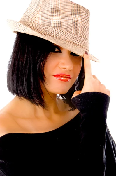 Güzel kadın giyiyor şapka — Stok fotoğraf