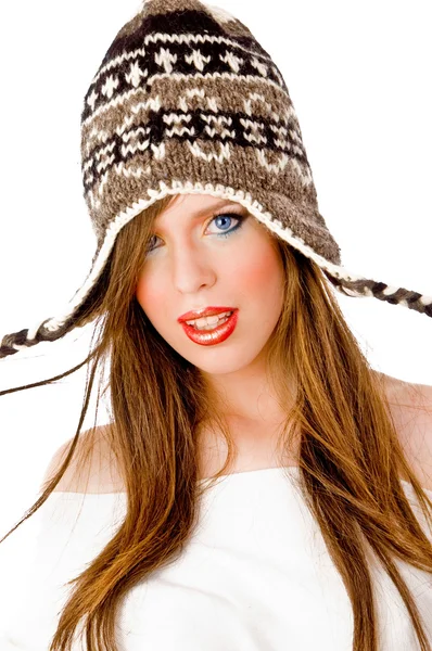 Kvinnan bär ull cap — Stockfoto
