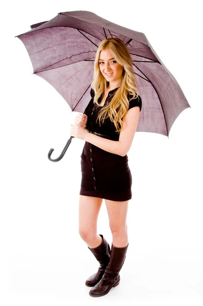 Jeune femme portant un parapluie — Photo
