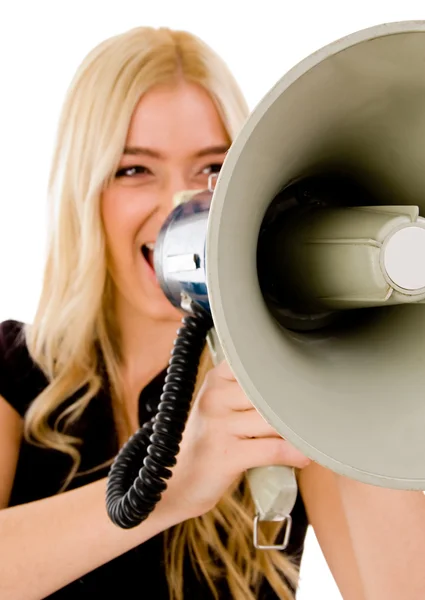 Vrouw schreeuwen in luide spreker — Stockfoto