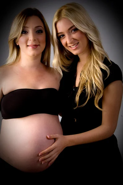 Terhes nő és a gondozási elfogadója — Stock Fotó