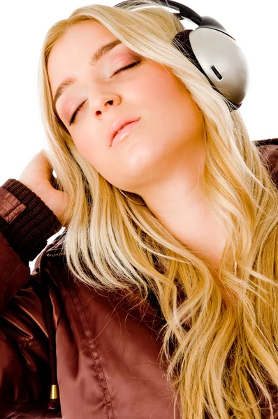 Young woman listening music — Stock Photo, Image