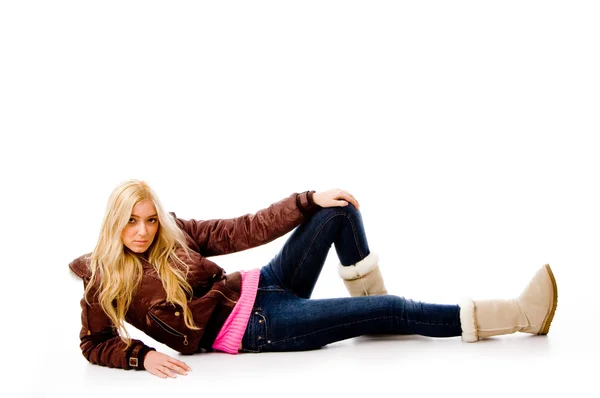 Jonge vrouw poseren op de vloer — Stockfoto